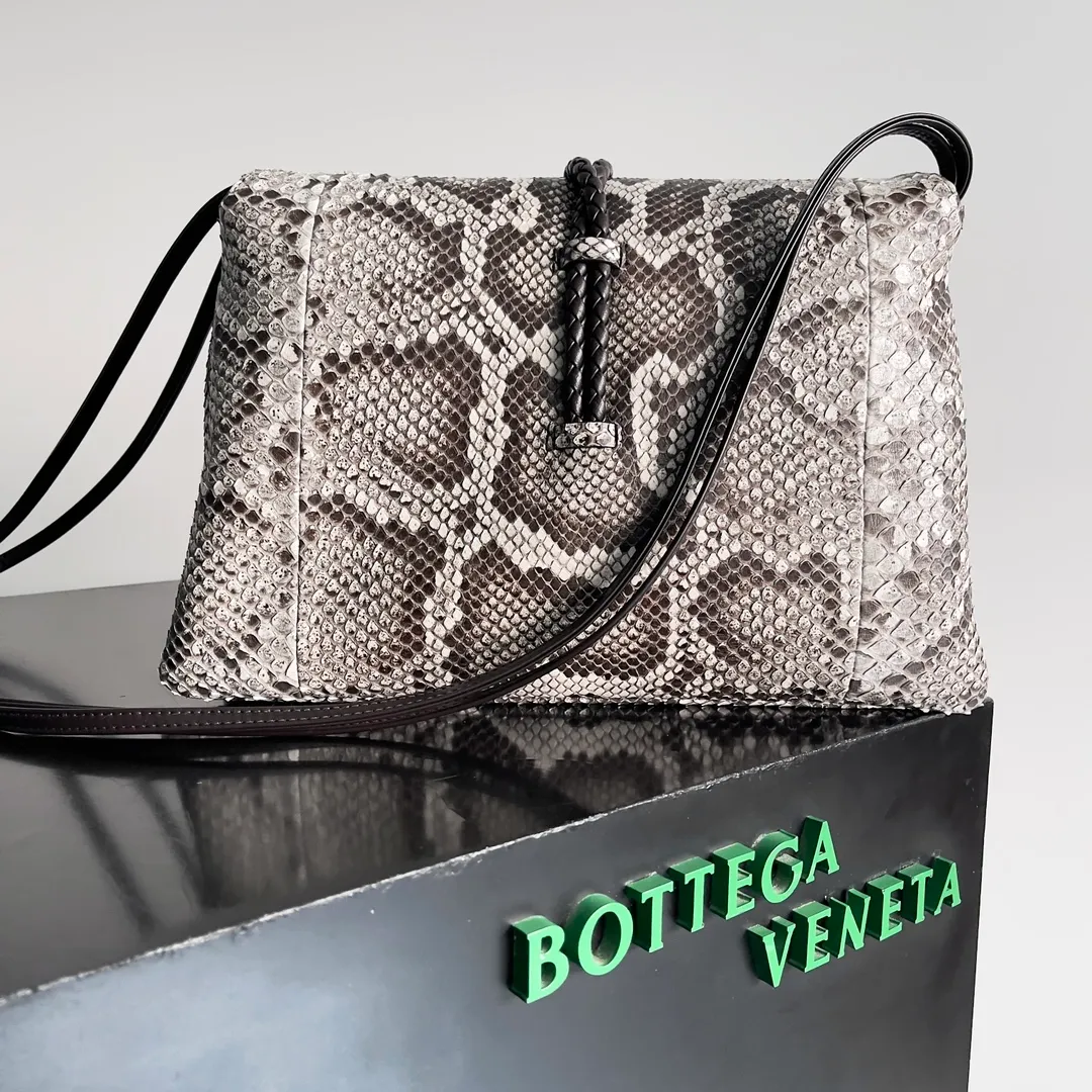 Batch 3960 BOTTEGA VENETA women's crossbody bag The rich version of Liberta is new, with gentle yet tough knitted beauty and wild python skin 🐍 This is a fashion exclusive for successful ladies who pursue wild beauty. Each snake skin is unique and cannot be copied. It is the return of pragmatism. In the winter of 2024, it is mostly worn cross-body Mainly large capacity, Liberta has a single layer inside, a wide opening, and a zipper-free design, which corresponds to the meaning of its name. It is free and not restricted. The advantage of "large single room" is that it is easy to find items when the clothes are complicated in winter. It can be held in hand or carried on the shoulder to adapt to various occasions. Style number: 806034 Size: 30*20*8cm